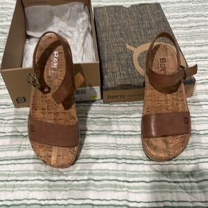 Born SARI sandals. Like new condition. Size 7. Light brown.